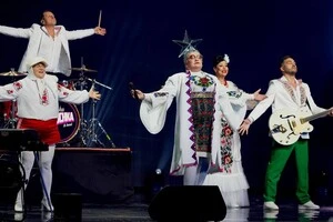 Вєрка Сердючка з бендом на сцені Палацу «Україна» в Києві