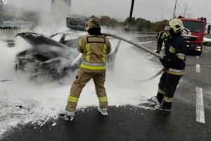 Вогонь спалахнув у моторному відсіку машини, що рухалася Північним мостом столиці
