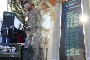 Десятки військових-митців представили власні твори