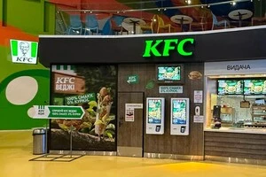 Дизайн ресторану виконаний у зеленій гамі з рослинними мотивами, а на фасаді розміщено напис «100% смаку. 0% курки»