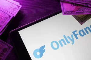 Українці на OnlyFans: податкова знає все, але цифри приховує – названо причину