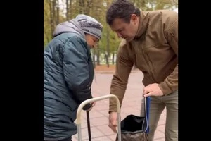 Нардеп Тищенко з пафосом подарував пенсіонерці кравчучку 