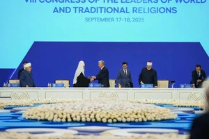 Патриарх Кирилл был хедлайнером Съезда религиозных лидеров в Астане (жмет руку президенту Казахстана Касыму-Жомарту Токаеву)