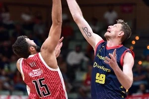 Пустовий (праворуч) відіграв 10 хвилин, набрав 3 очки, зібрав 3 підбирання, поставив 1 блок-шот при 1 втраті та 1 фолі