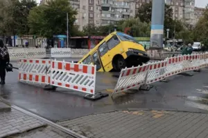 Автор петиції вважає, що Зеленський має утворити міську військову адміністрацію для «безперервної та ефективної» роботи органів влади в Одесі