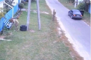 Кіт сидів біля дороги, потім відбіг і сів на лавку, де його і зловили військові