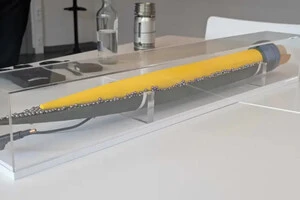 Всередині ракети видно маленькі кульки, які при вибуху розлітаються в усі боки