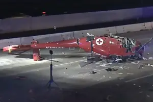 У США на автобан впав медичний гелікоптер: є постраждалі