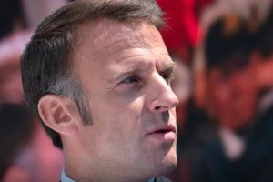 Макрон став «кульгавою качкою» у політиці – Times