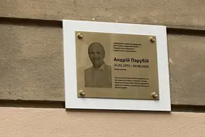 На місці вбивства Парубія встановлено меморіальну таблицю (фото, відео)