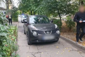 Водійка автомобіля Nissan, рухаючись заднім ходом, здійснила наїзд на літню жінку