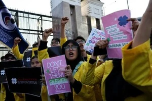 Зумери масово протестують по всьому світу: пояснення Bloomberg