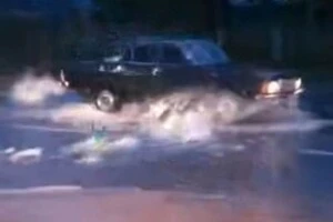 На вулиці Іллєнка у Києві стався прорив водопроводу. Рух транспорту перекрито