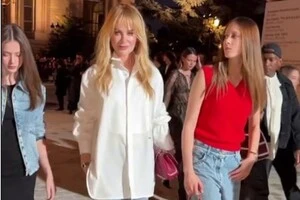 Ніколь Кідман, яку підтримували її діти, прибула на показ Chanel у рамках Тижня моди в Парижі в понеділок увечері