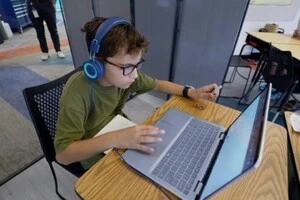 Модель ШІ-освіти викликає скептицизм у традиційних педагогів, які називають її неперевіреною