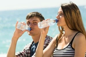 Науковці зробили нові висновки щодо безпеки води з пляшок