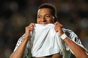 «Можеш уявити жінку в такому безладі?». Мама Мбаппе розповіла про особисте життя гравця