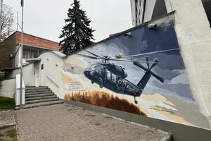 У Києві з’явився мурал із гелікоптером, подарованим чехами українській розвідці