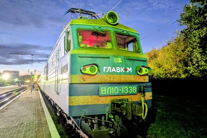 Затримки понад шість годин: оновлено інформацію про рух поїздів після обстрілів