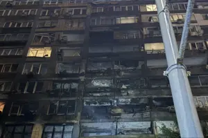 Наслідки влучання російського дрона у 17-поверховий будинок у Києві