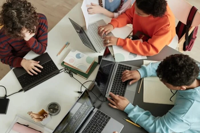 Зумери у США навчилися обходити заборону на телефони в школах