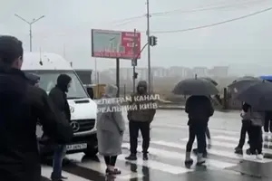 Люди перекрили дорогу біля Європарку