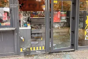 Пошкоджено підприємство, п’ятиповерховий будинок та магазин