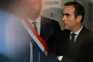 Перепризначено прем'єр-міністром Франції Себастьяна Лекорню