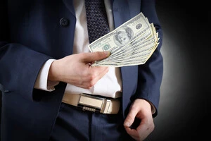 Адвокат, который пытался подкупить прокурора, заплатит космический штраф