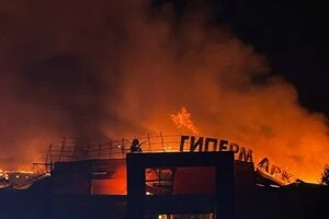 В окупованому Донецьку пролунали вибухи: загорівся гіпермаркет «Сігма»