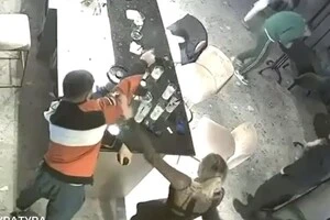 Через дівчину відпочивальники з двох різних компаній влаштували бійку, після чого один з чоловіків дістав зброю