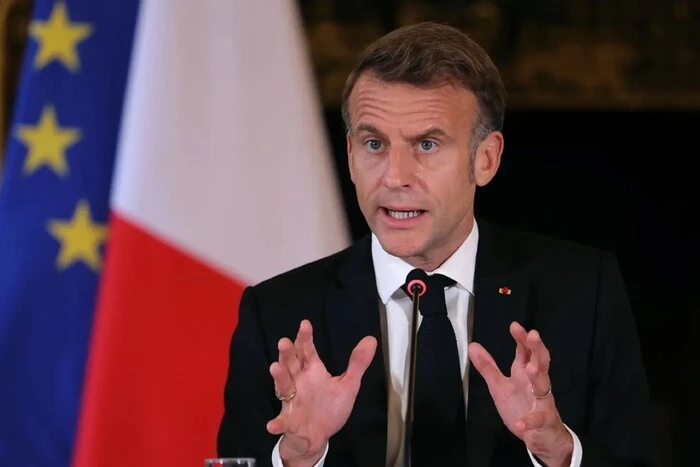 «Якщо відмовитеся від переговорів – доведеться заплатити» – Макрон попередив Кремль