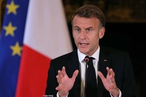 За словами Макрона, Франція з партнерами вивчає можливості для відновлення і забезпечення важливих послуг в Україні