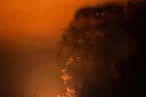 На території нафтобази фіксується масштабна пожежа