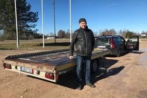 Подарунок від Атіса. Цей причіп називається «лавета», він призначений для евакуації пошкоджених авто – потрібна річ на фронті