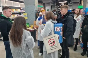 Мовні активісти «нагородили» популярні сайти «клізмою»: що це значить