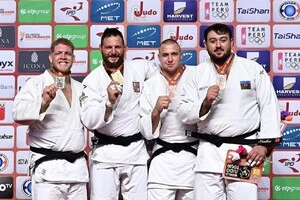 Балєвський (другий праворуч) здолав у медальній сутичці представника Фінляндії