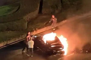 Скріншот з відео, опублікованого на YouTube, показує автомобіль, який спалахнув після аварії в місті Ченду.