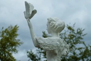 Відреставрована муза театру повернулася на Оболонську набережну (відео)