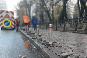Прокуратура відкрила справу через неякісні антипаркувальні стовпчики на Подолі