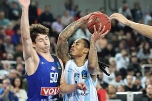 Ковляр (ліворуч) набрав 3 очки, зібрав 3 підбирання, віддав 1 передачу при 4 втратах та 3 фолах