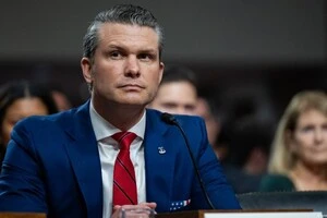 Літак глави Пентагону екстрено посадили після вильоту до США