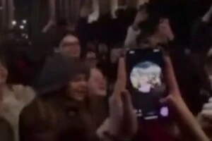 Натовп співає пісню російського репера Noize MC