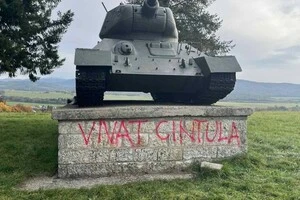 У Словаччині на радянському танку з’явилися антиросійські написи. Влада не змогла їх видалити