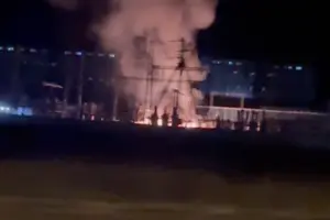 За словами представників місцевої влади, пожежники намагаються ліквідувати загоряння