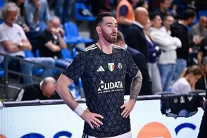 Поліцейські заарештували гравця та його дружину та доставили їх у відділення поліції