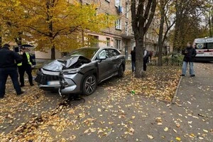 На місці події працюють слідчі з розслідування ДТП столичного главку поліції та патрульні поліцейські