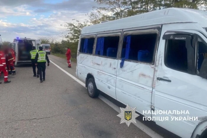 На трасі Київ-Одеса перекинувся мікроавтобус, є постраждалі (відео)