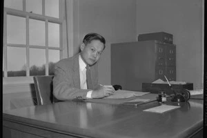 За свої досягнення він також був відзначений пам'ятною премією Альберта Ейнштейна 