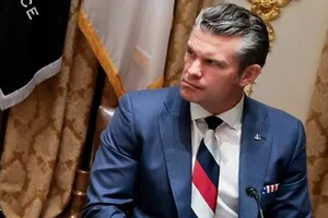 Гегсет під час зустрічі з президентом України Володимиром Зеленським обрав «триколорний» аксесуар